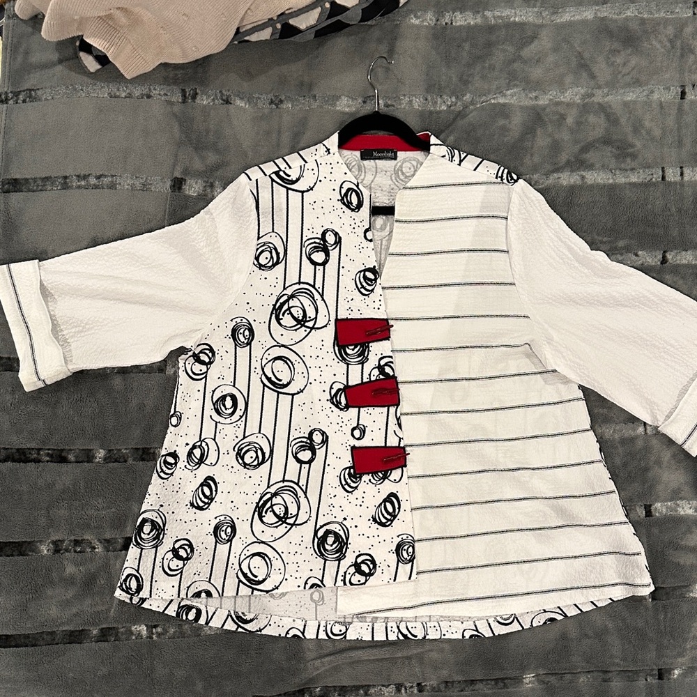 Moonlight Artistic Women's black and white print Blouse with Red Accents XL XXL - Picture 5 of 7